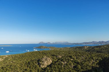 Sardunya 'nın Zümrüt Sahili, Porto Cervo' da demirlemiş lüks yat ve yelkenli manzarası.