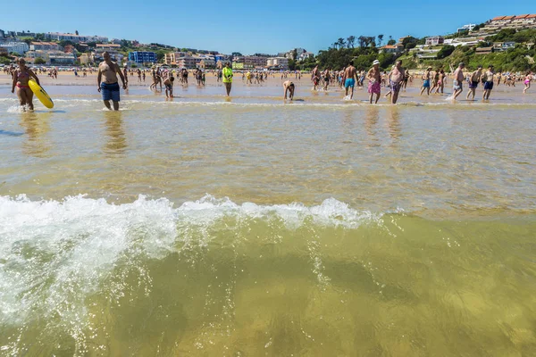 Suances praia cheia de banhistas no verão — Fotografia de Stock