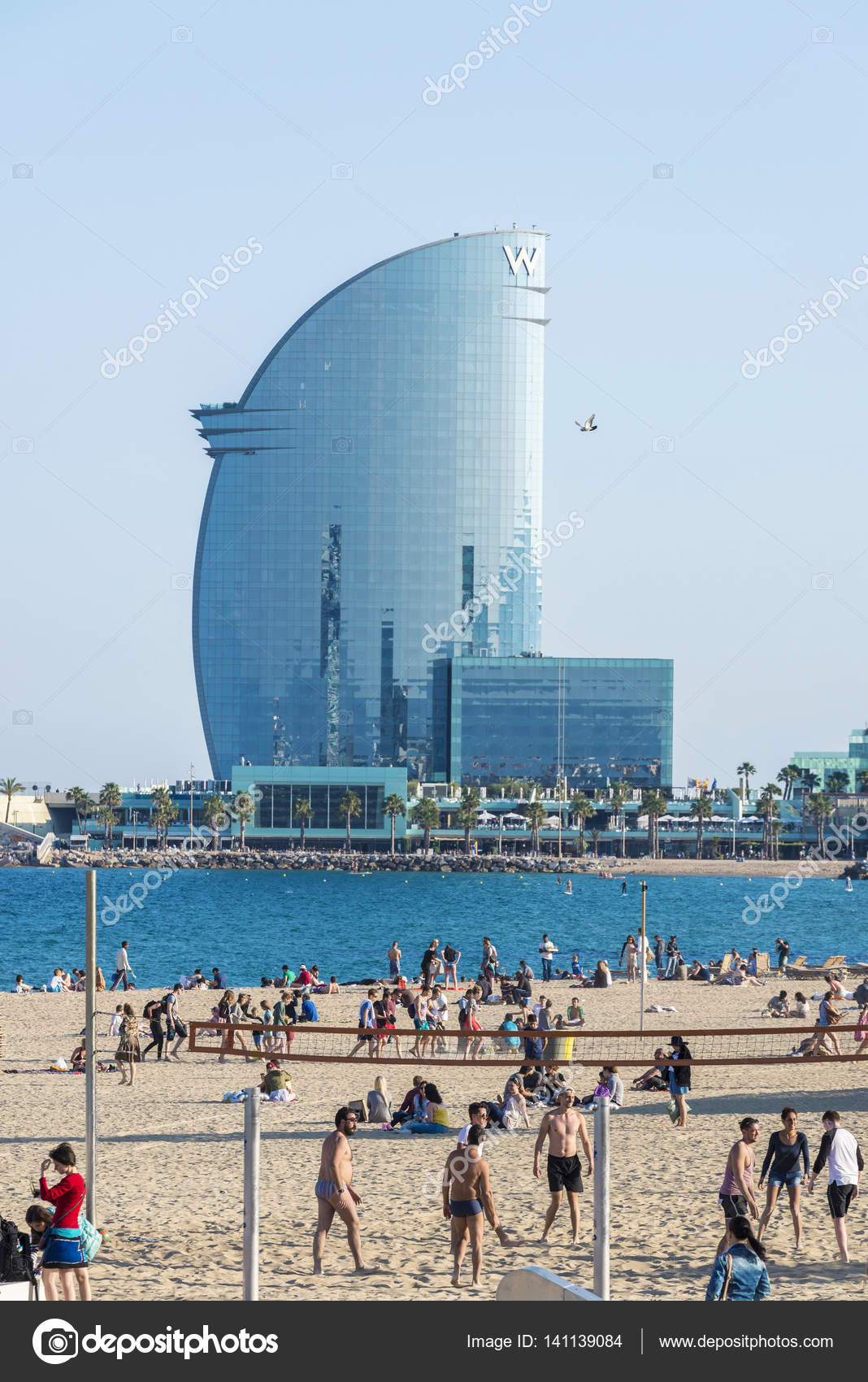 Plage De Barcelone Pleine De Gens Avec Lhôtel W Photo