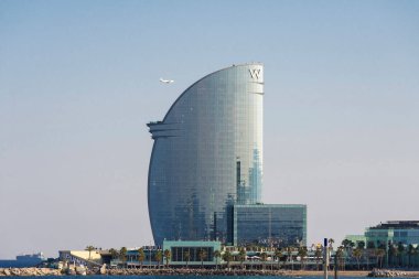 W Barcelona otel bu yanında uçan bir uçak ile