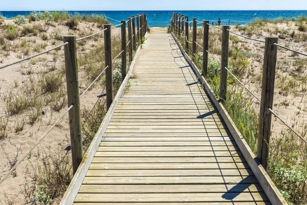 Sentiero in legno per la spiaggia in Costa Brava, Spagna — Foto Stock