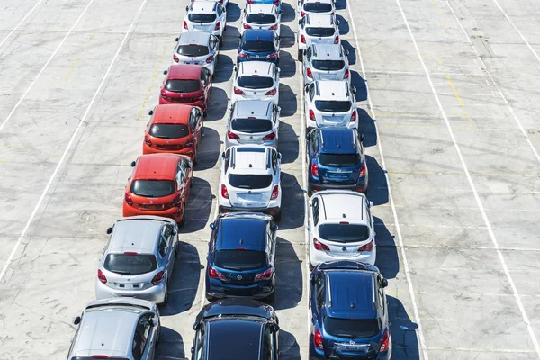 Barcelona'da Peugeot ve Opel markasının yeni araçların — Stok fotoğraf