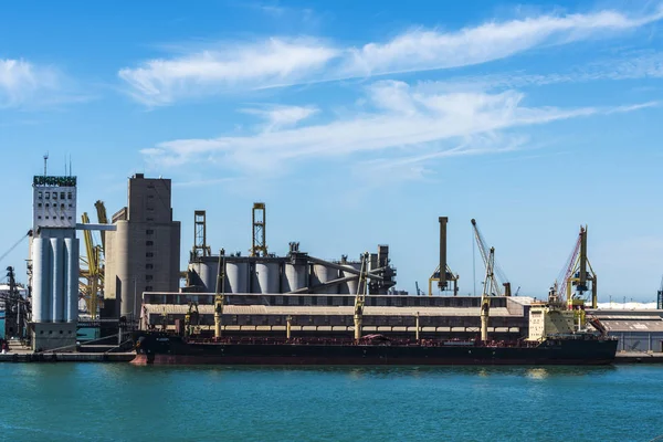 货物船停泊在港口的巴塞罗那，西班牙 — 图库照片