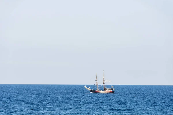 Oude houten zeilboot zeilen in Barcelona — Stockfoto