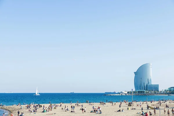 Barcelona praia cheia de pessoas com W hotel — Fotografia de Stock