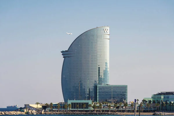 W Barcelona hotel con un aereo che vola accanto a questo — Foto Stock