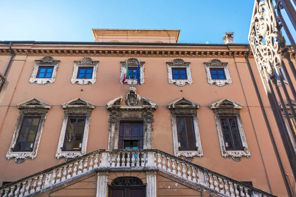 Fassade klassischer Gebäude in Rom, Italien — Stockfoto