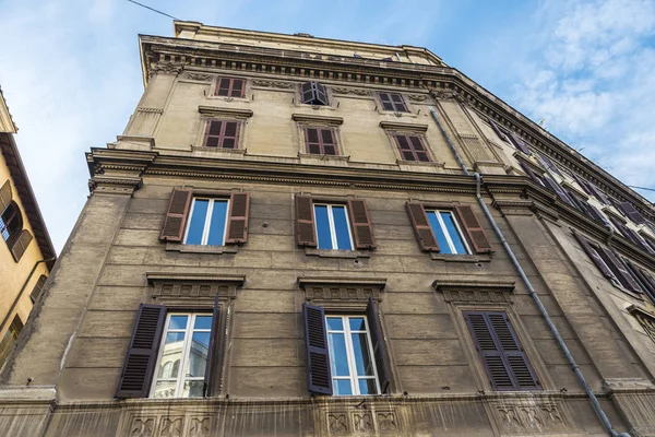 Fasáda v klasické budově v Římě, Itálie — Stock fotografie