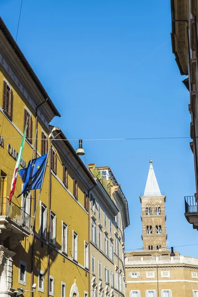 Βασιλική di santa maria maggiore στη Ρώμη, Ιταλία从水里跳跃在日落粉红色. — Stockfoto