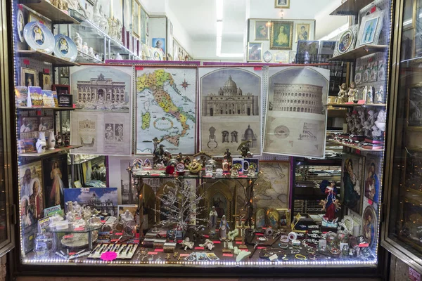 Boutique de souvenirs dans le centre historique de Rome, Italie — Photo