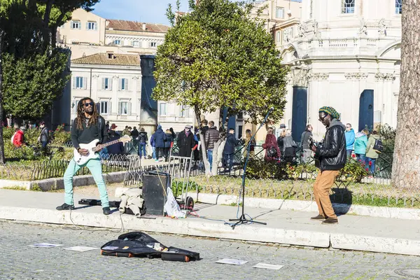 Rome, イタリアのエレク トリック ギターを演奏するストリートミュージ シャン — ストック写真