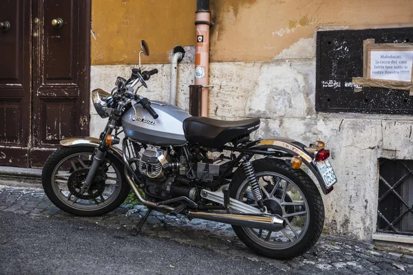 Guzzi 摩托车停放在罗马，意大利 图库图片