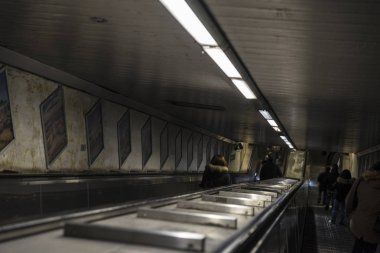 Merdivenlere bir metro istasyonu Roma, İtalya