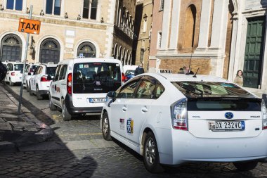 Taksi durağı ile birçok beyaz taksi Roma, İtalya