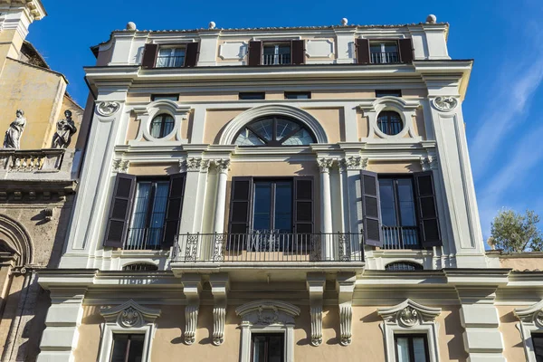 Fasada starych klasycznych budynku w Rzym, Włochy — Zdjęcie stockowe