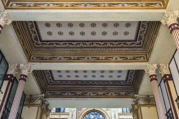 Ceiling of an old classic decor building in Rome, Italy — Stock Photo, Image