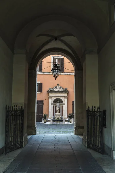 Entrance of an old classic decor building in Rome, Italy — Stock Photo, Image