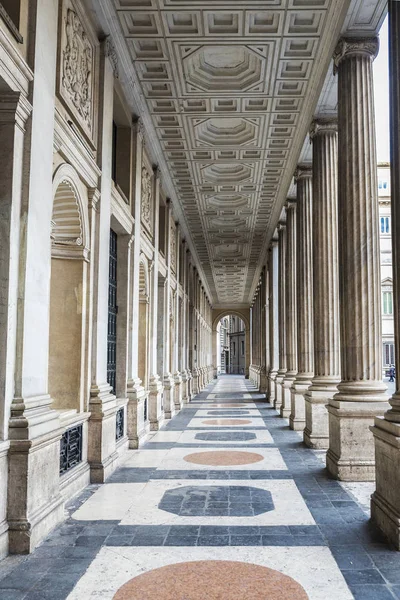 Corredor de columnas romanas en Roma, Italia — Foto de Stock