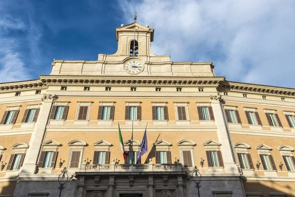 Fasad av en gammal klassisk byggnad i Rom, Italien — Stockfoto