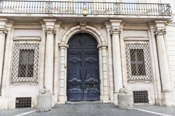 Fasáda staré klasické budově v Římě, Itálie — Stock fotografie