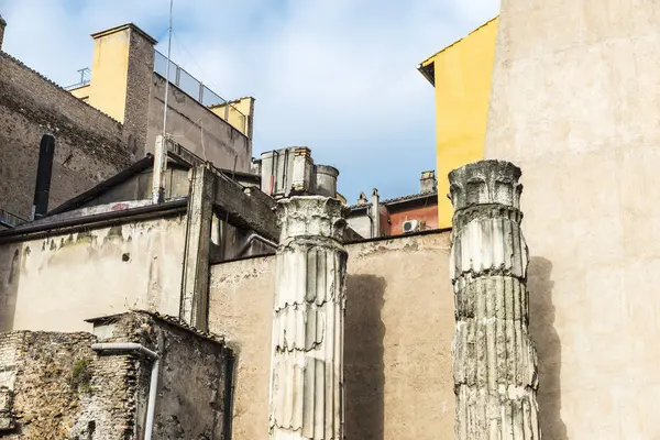 Staré klasické budově v Římě, Itálie — Stock fotografie