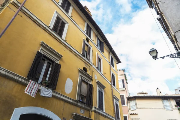 Oude klassiek gebouw in Rome, Italië — Stockfoto