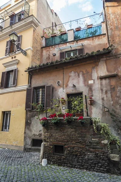 Oude klassiek gebouw in Rome, Italië — Stockfoto