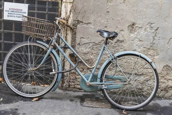 Велосипед на улице в Риме, Италия — стоковое фото