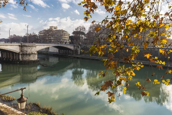 Rio Tibre em Roma, Italia — Fotografia de Stock