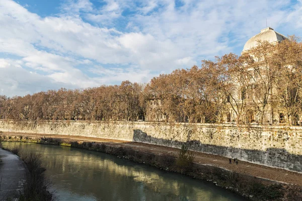 Річки Тибр в Римі, Італія — стокове фото