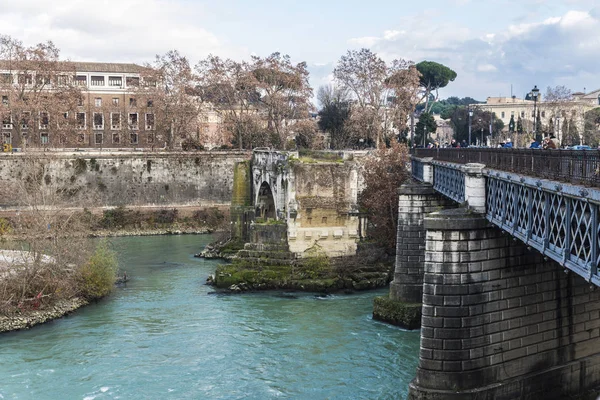 Brug over de Tiber in Rome, Italië — Stockfoto