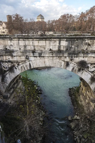 Most přes řeku Tiber v Římě, Itálie — Stock fotografie