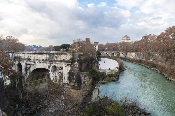 イタリア、ローマのティバー川にかかる橋 — ストック写真