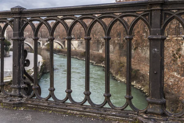 Σκουριασμένο μεταλλικό κιγκλίδωμα γέφυρας στη Ρώμη, Ιταλία — Φωτογραφία Αρχείου