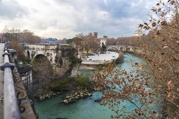 Γέφυρα πάνω από τον ποταμό Τίβερη στη Ρώμη, Ιταλία — Φωτογραφία Αρχείου
