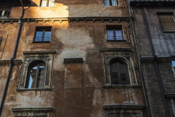 Oude klassiek gebouw in Rome, Italië — Stockfoto