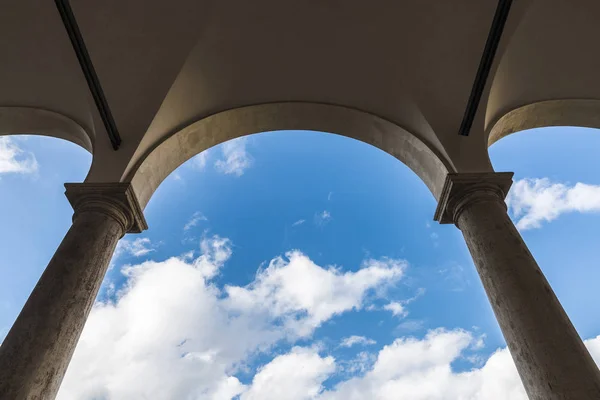 Arco romano contro il cielo come sfondo — Foto Stock