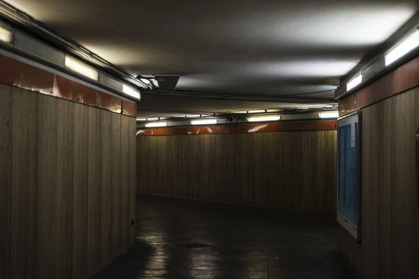 Gang in het metrostation in Rome, Italië — Stockfoto