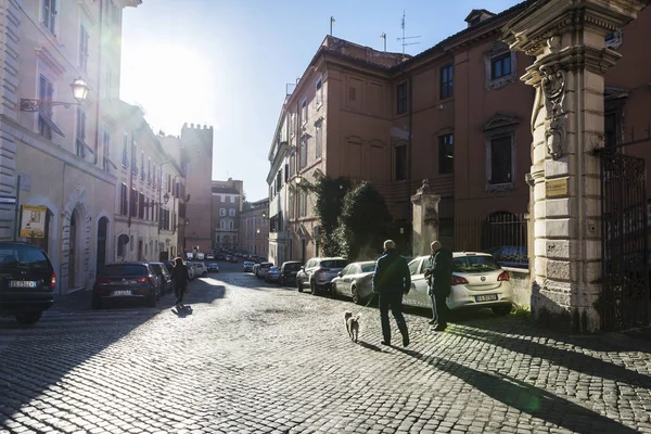 Lidí, kteří jdou na ulici v Římě, Itálie — Stock fotografie