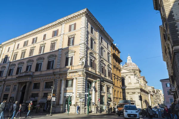 Trafik bir sokakta Roma, İtalya