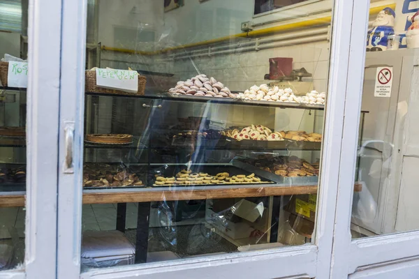 Bolinhos tradicionais em uma pastelaria em Roma, Itália — Fotografia de Stock