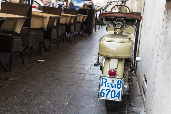 Moto clásico frente a un bar restaurante en Roma, Italia —  Fotos de Stock