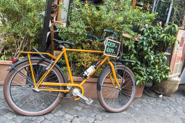 Rower przed barem restauracja w Rzym, Włochy — Zdjęcie stockowe
