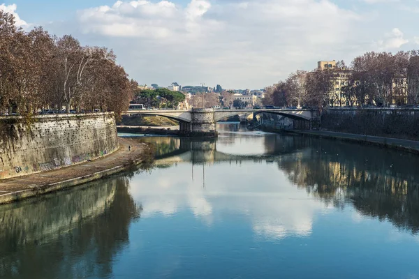 Most přes řeku Tiber v Římě, Itálie — Stock fotografie