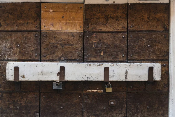 Gesloten houten deur met hangslot en een witte houten balken — Stockfoto