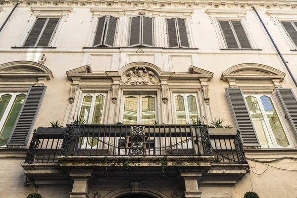 Balkon eines alten klassischen gebäudes in rom, italien — Stockfoto