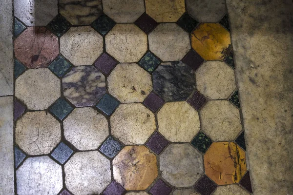 Rome, イタリアの教会のモザイクで飾られた大理石の床 — ストック写真