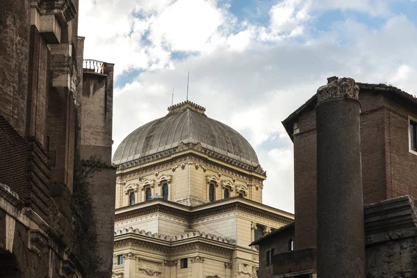 Kubah gereja dan reruntuhan di Roma, Italia — Stok Foto