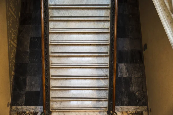 Escadas de mármore dentro de um palácio em Roma, Itália — Fotografia de Stock