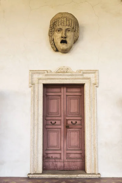 Romersk staty av ett mänskligt ansikte med öppen mun — Stockfoto